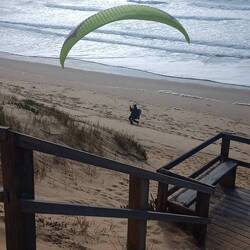 Paragleiter übt am Cap de l'Homy