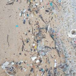 Contis Plage, ist viel Plastikmüll angespült worden