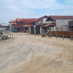 Im Sommer ist der Sand wieder weg, aber die Gastronomie hat dann auf 👍