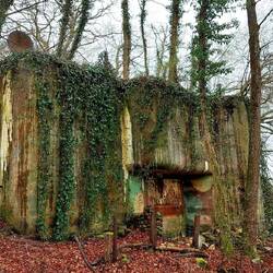 Bunker mit Satelliten-Schüssel!