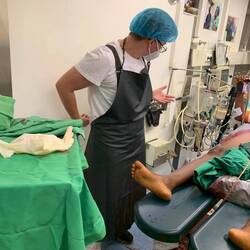 Was moeilijker operatie dan gedacht met veel bloed die overliep blij dat ik een schort droeg