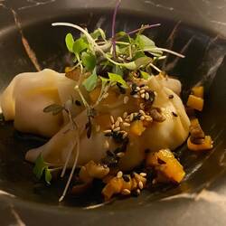 Geräucherte Gyozas mit Kürbis und Pilzen