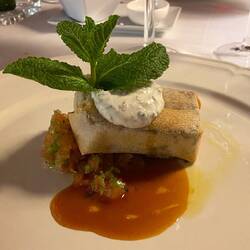 Lammschulter in Ziegelteig gewickelt und dazu Trampo und Joghurtsauce mit Minze