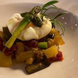 Sautiertes Gemüse mit Sobrasada vom schwarzen Schwein und pochiertem Ei