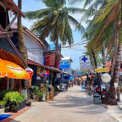 Der Hauptstrand ist deutlich touristischer und bei Partytouristen sehr beliebt