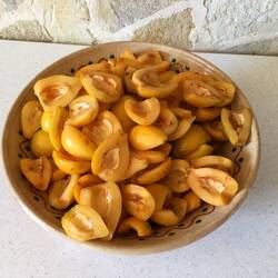 Geschält und halbiert