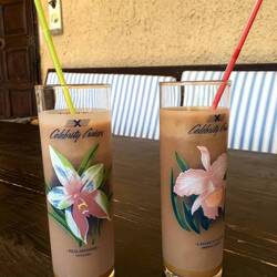 Drinks mit Nisperos-Sirup