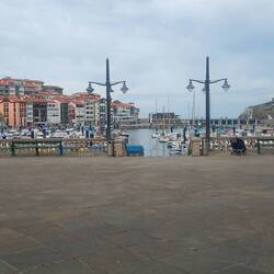 Schöner Hafen mit Cafés und Restaurants