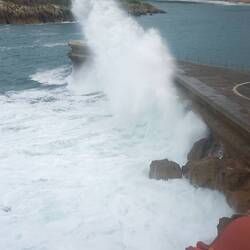 An der Hafenmauer tobt das Meer