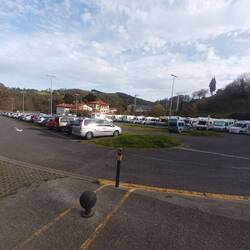 Der heutige Stellplatz mit Parkplatz, alles voll, hab mich links am Rand versteckt