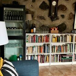 Gute Auswahl an Getränken und Büchern