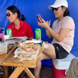 Das Essen der Familie reicht für eine ganze Kompanie!!