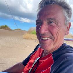 Martin darf auf dem Campingstuhl Platz nehmen.