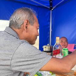 Die Chinesen gewähren uns Unterschlupf.