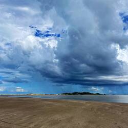 Blick von der Punta Rasa zur chinesischen Familie. Den blauen Pavillon sieht man schlecht.