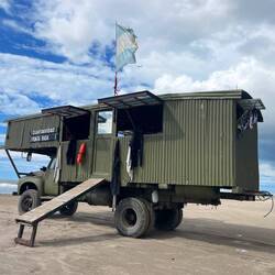 Der Wagen der Lebensrettung steht tagsüber nahe der Punta Rasa.