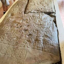 Gut erhaltene Maya-Stele