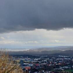 Hinter dem Bodensee liegt im Dunst die Zugspitze!