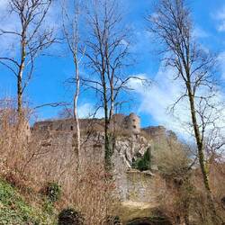Durch zwei Tunnel betritt man die Burg!