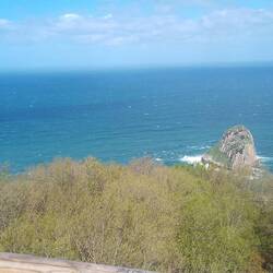 Links auf der Felsspitze: St Juan de Gaztelugatxe