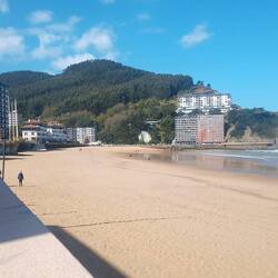 Bakio, mit Betonburgen am Strand
