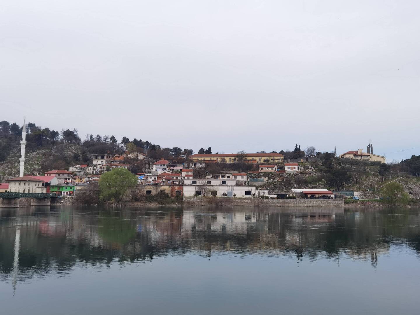 Moschee und Kirche fast nebeneinander; darunter eine Art Slum