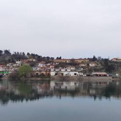 Moschee und Kirche fast nebeneinander; darunter eine Art Slum