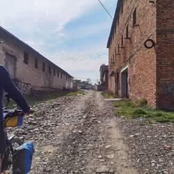 Lezhë: Auch über solche Wege werden wir geleitet