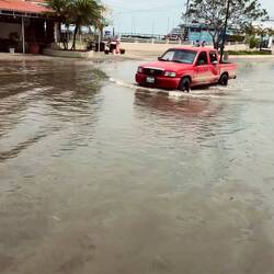 überschwemmte Strandpromenade