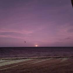 Zur Abwechslung: Mondaufgang über dem Meer