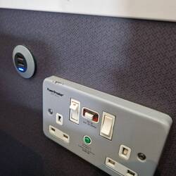 In Zug gab es nicht nur eine Steckdose pro 2 Reisende sondern mindestens 4