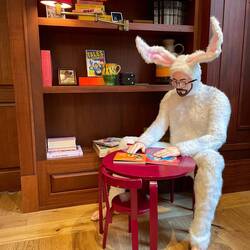 Osterhase in der Frühstückslounge