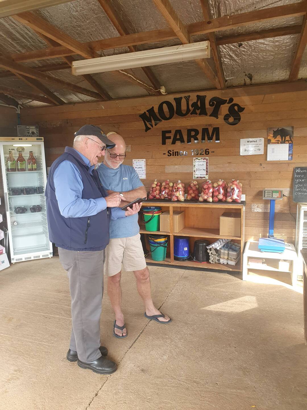 Explored the Tumbarumba Valley- first stop at Mouat's apple orchard for fresh apples.