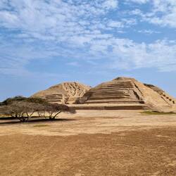 Auf dem Rückweg entdecken wir noch eine Pyramide