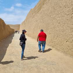 Unser Indiana Jones erklärt die Ausgrabungsstätte 🤠