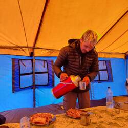 Erstmal Kaffee (und fettige Haare)