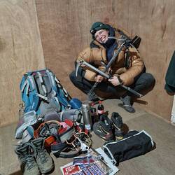 Sarah packt ihre Tasche und nimmt mit...