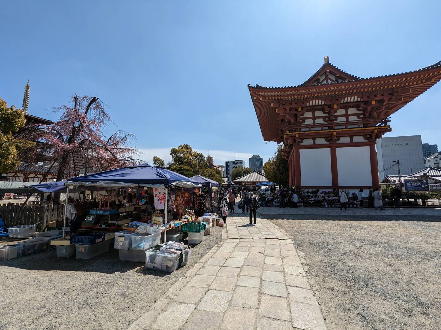 Marché aux puces, temple et sakura