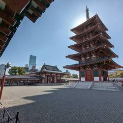 Dualité d'Osaka : la paisibilité du temple et la frénésie de la ville. Pagode à 5 étages: Goju no To