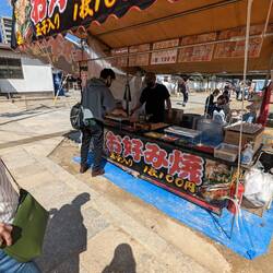 Un stand d'okonomiyaki à 100¥ la part, efficace et pas cher
