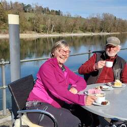 Endlich ein Café, im Hintergrund schon Diessenhofen!