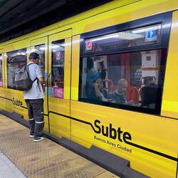 Die neue U-Bahnen sind gelb. Es gibt nur 5 Linien, echt mager; dafür hunderte von Bussen.