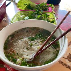Nudelsuppe mit Salat - wir haben den Salat in die Suppe getunkt 😅 Keine Ahnung ob das so üblich ist