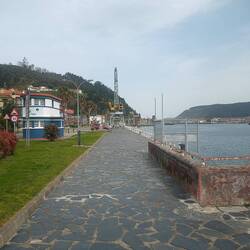 Kleiner Strandpromenade mit alten Lastenkähnen