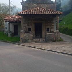 Kleine Kapelle, aussen dunkel..