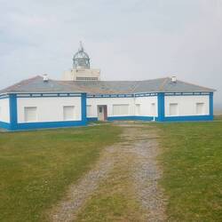 Der Leuchtturm ist nicht hoch, aber die Klippe ist auch hoch genug