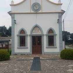 Kirche im Dorf mit langer Kordel nach unten zum läuten