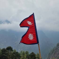 So sieht die Flagge von Nepal übrigens aus