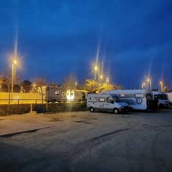 Kein Platz mehr, dann wird draußen an der Straße übernachtet