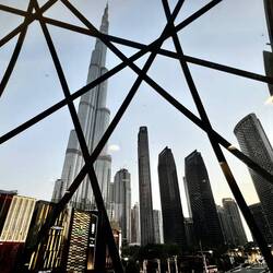 Burj Khalifa. Das höchste Gebäude der Welt. Ich habe es mir von unten angeschaut.